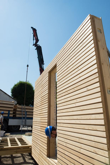 Pose d'un élément préfabriqué de construction renouvelable 